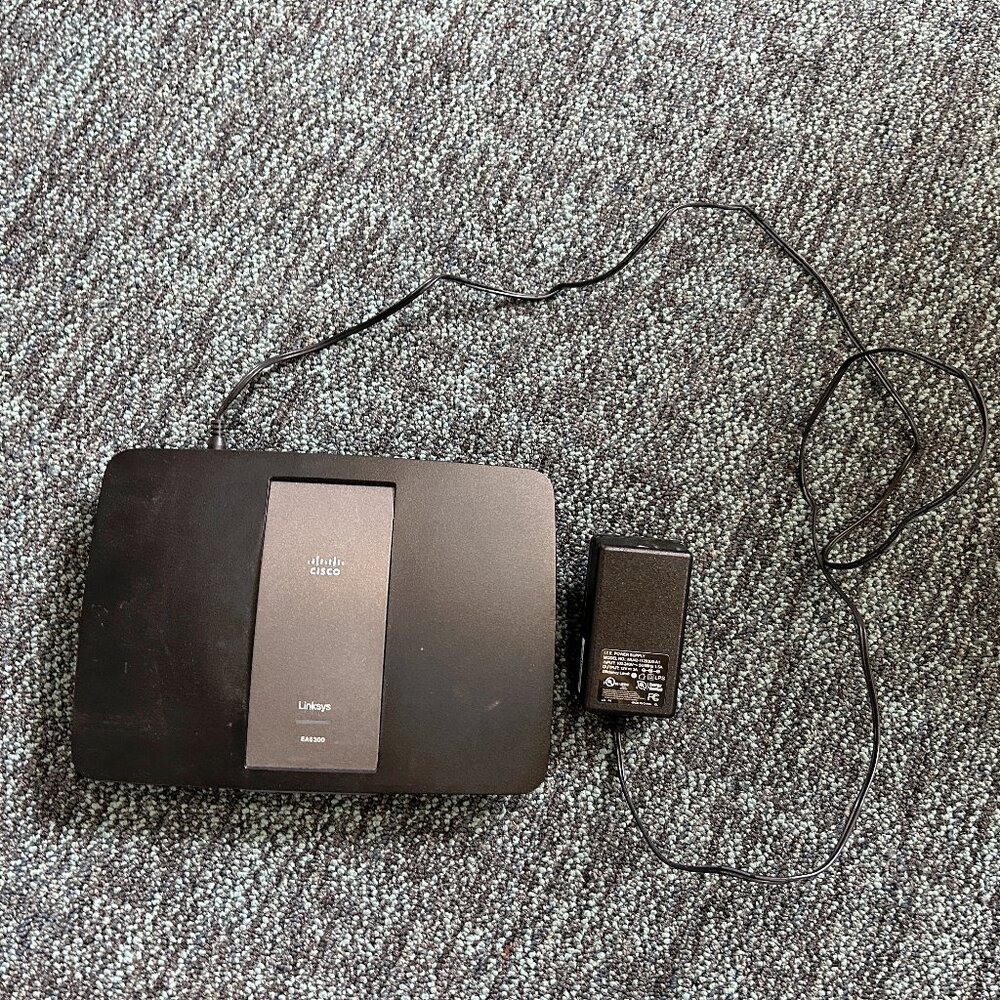 Cisco Lynsys EA6300 Router with cord